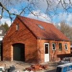 bijgebouw in aanbouw, isolatieglas is net aangebracht