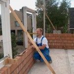 stellen van de kozijnen aan de draad