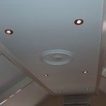 gladde afwerking van een verlaagd plafond met ornament