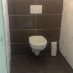 toilet waarvan de vloerplint gelijk is gesmeerd