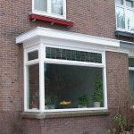 nieuw kozijn met isolatieglas in deze erker voorkomt nu het hinderlijke doortochten