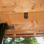 de afvoer van de carport wordt aangesloten op een geïntegreerde pijp (steunpilaar met ingebouwde afvoer)