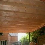 zicht vanuit de garage op de carport